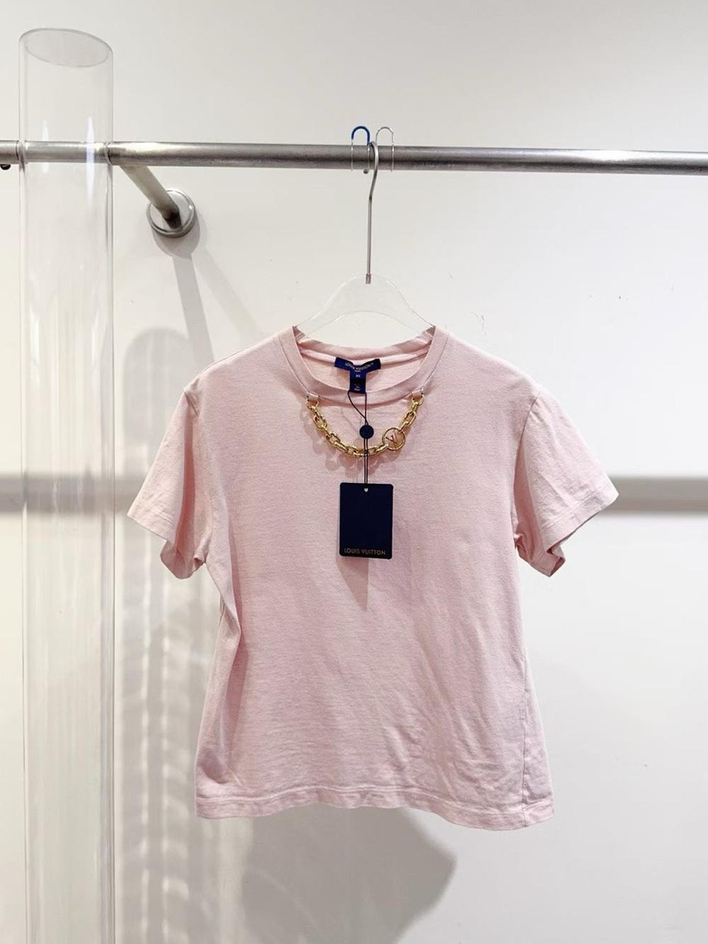 🚩steal Louis Vuitton Pale Pink Short Sleeve Tee with Gold Chain Detail